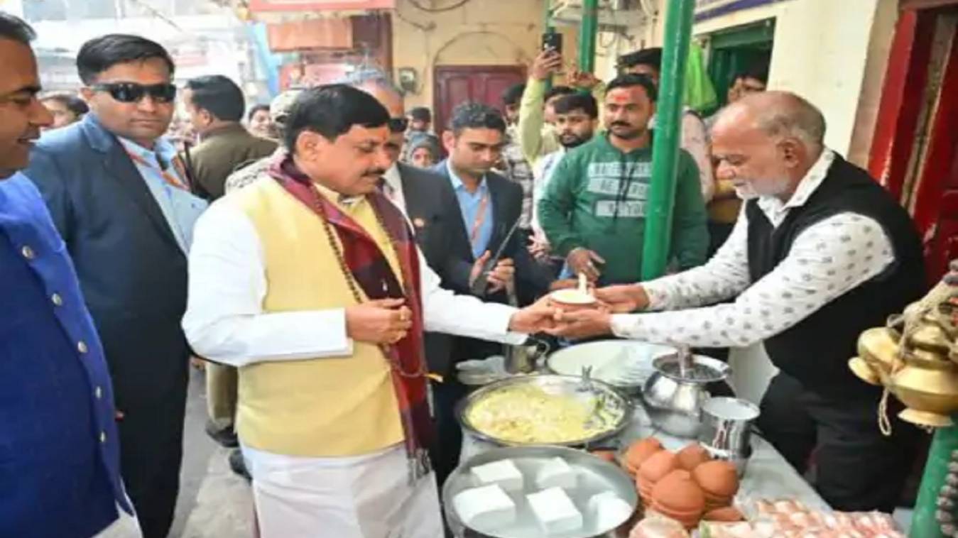 काशी के रंग में रंगे MP के सीएम मोहन यादव, बाबा के दर पर शीश नवाया और गलियों में चखा मलइयो