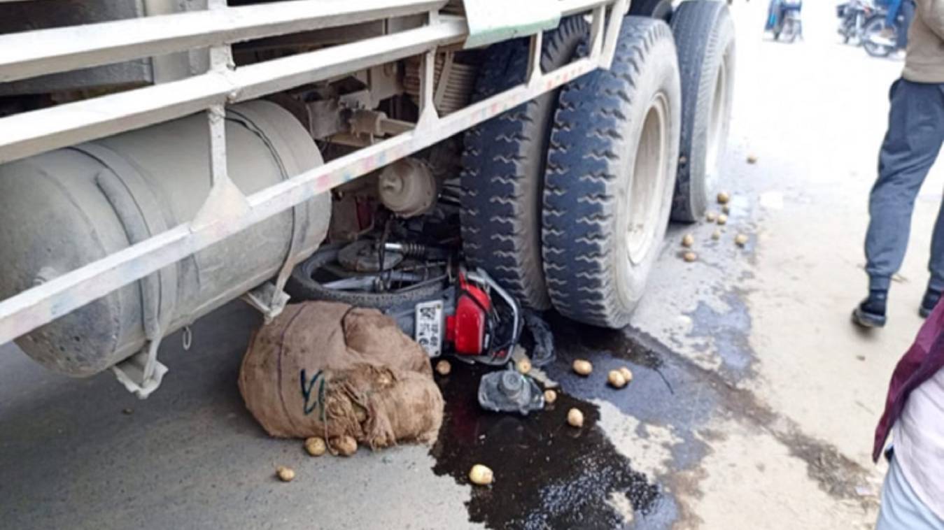 सुबह -सुबह वाराणसी में दर्दनाक हादसा, ट्रक की टक्कर से युवक घायल, अस्पताल में जिंदगी-मौत की जंग