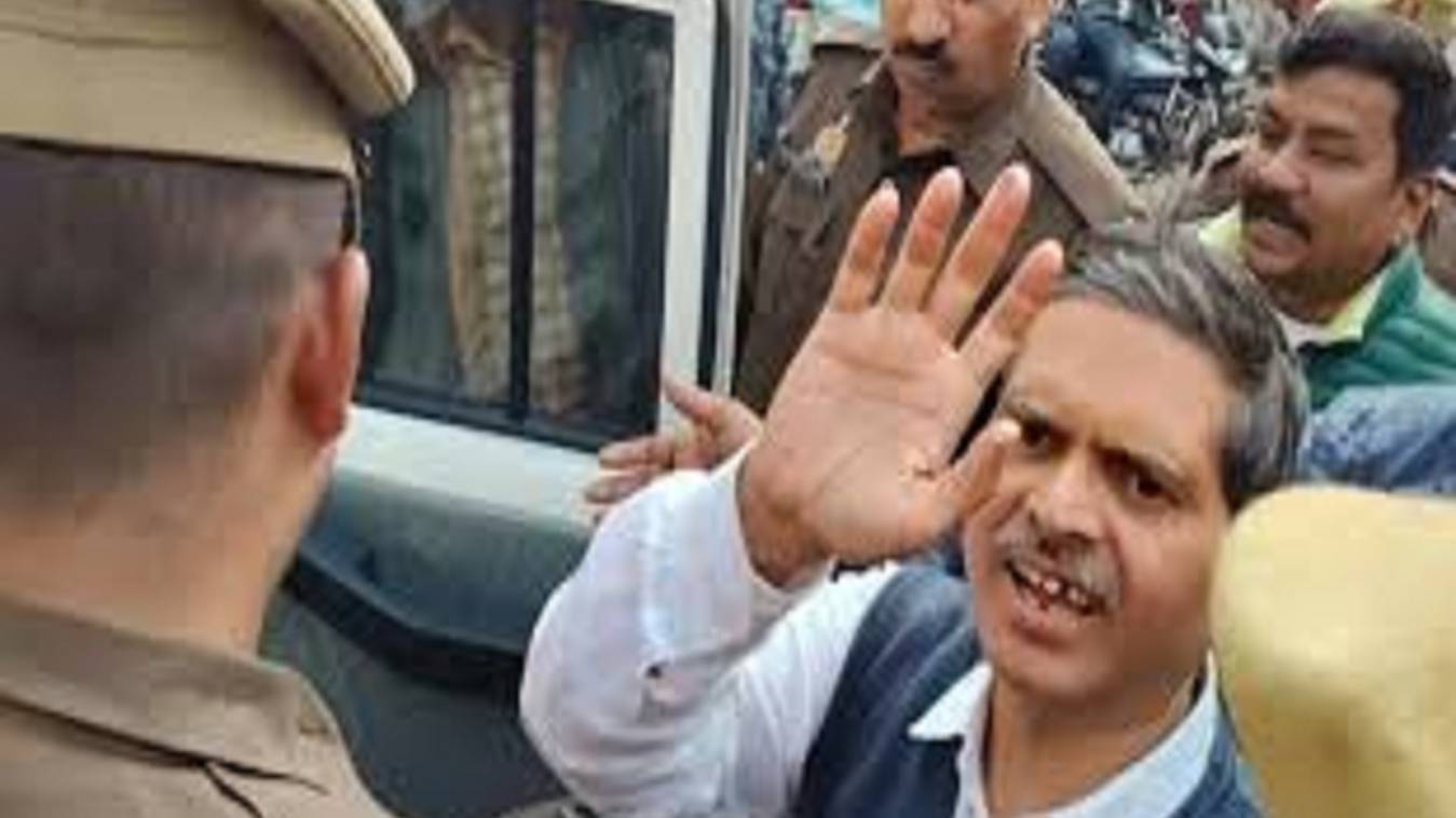 क्यों वाराणसी कोर्ट में लाए गए अमिताभ ठाकुर? जानें विवादित वीडियो का सच !