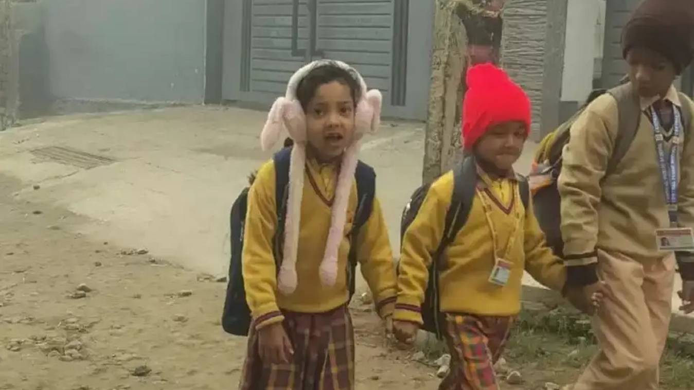 घने कोहरे और शीतलहर के चलते काशी में कक्षा पांच तक के स्कूल बंद