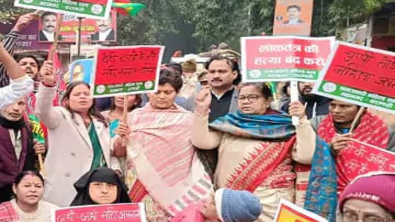 बिहार सीएम के खिलाफ सपा महिला सभा का जोरदार प्रदर्शन