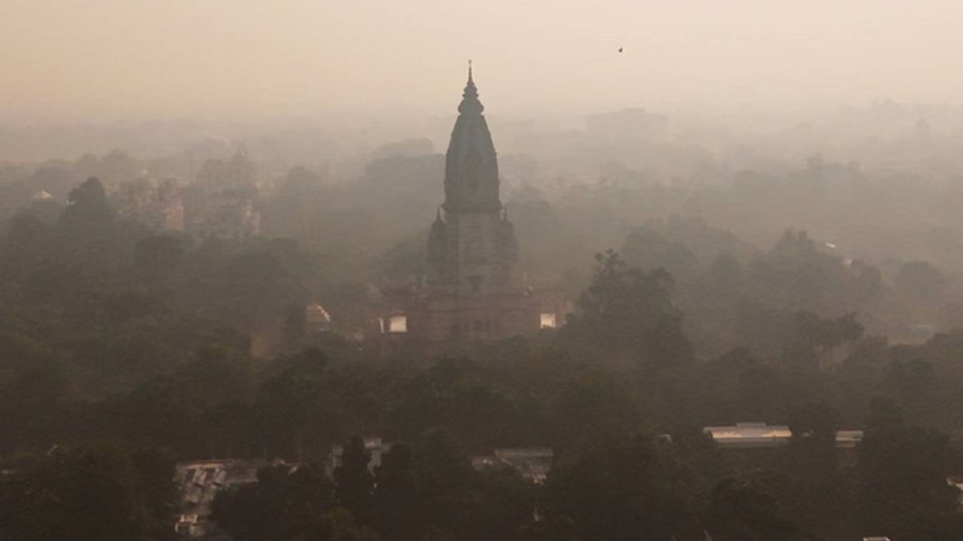 वाराणसी में घने कोहरे का कहर, यातायात और जनजीवन प्रभावित
