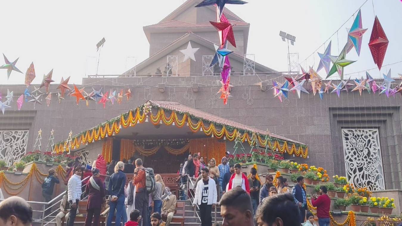क्रिसमस की आधी रात काशी में बजी खुशियों की घंटी, गिरजाघरों में गूंजा प्रभु यीशु के जन्म का संदेश