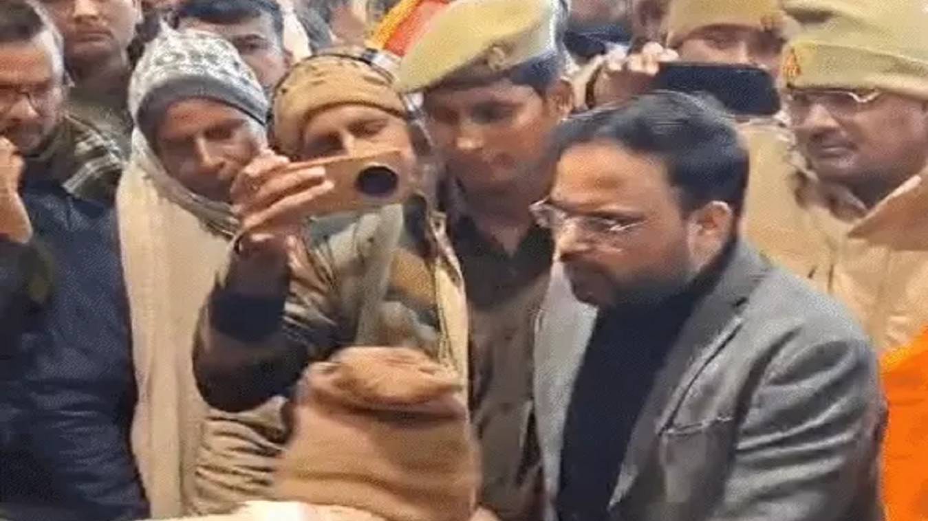 माघ मेला से पहले प्रयागराज में बवाल: जमीन न मिलने पर साधु-संतों का धरना, SDM से तीखी नोकझोंक