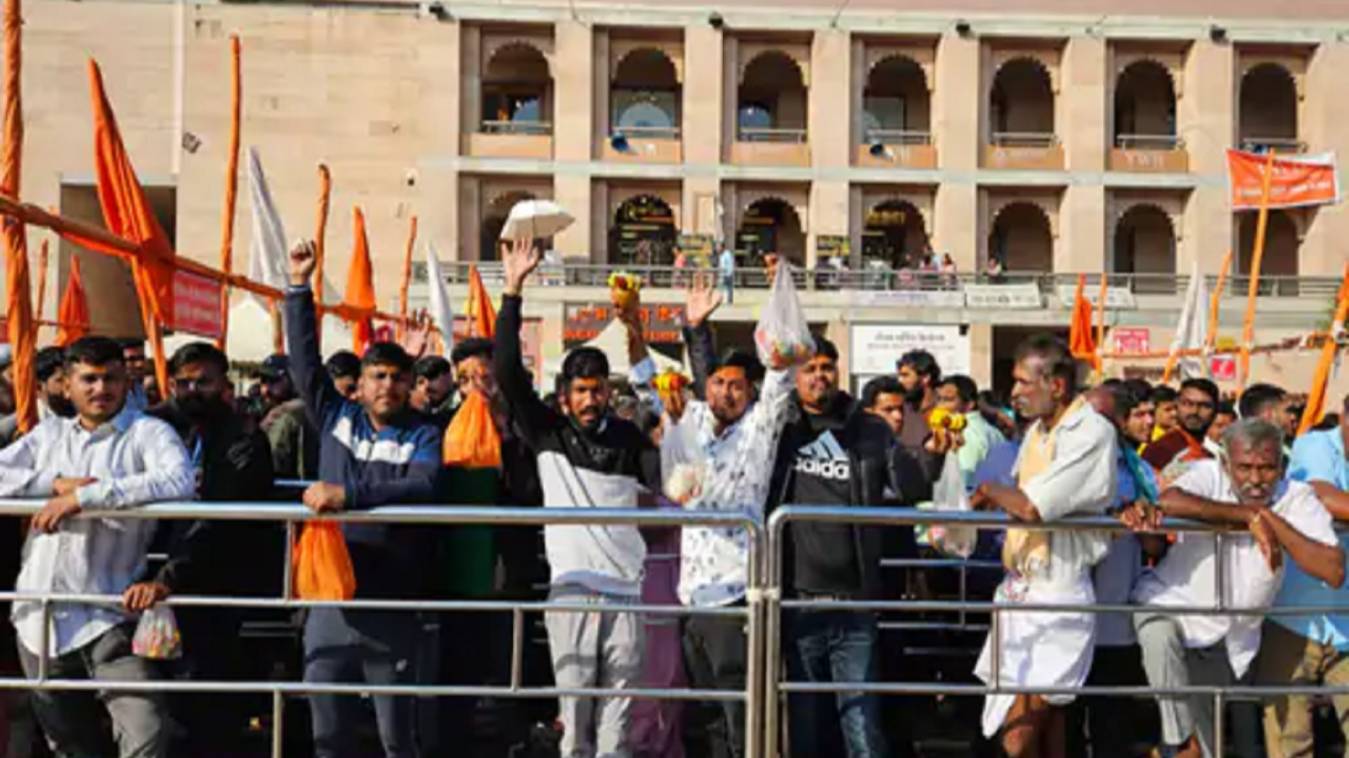 नए साल पर काशी विश्वनाथ धाम में आस्था का महासैलाब, लाखों श्रद्धालुओं ने किए बाबा के दर्शन