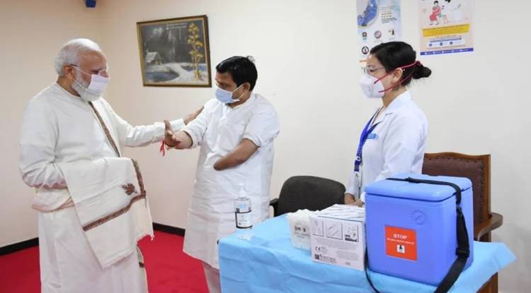 वाराणसी के अरुण राय ने लगवाया 100 करोड़वां कोरोना टीका