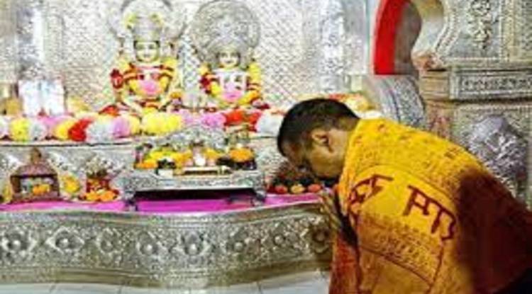दिल्ली के सीएम ने हनुमानगढ़ी मंदिर में की पूजा-अर्चना, बोले- हर भारतवासी को दर्शन करने का मिले मौका