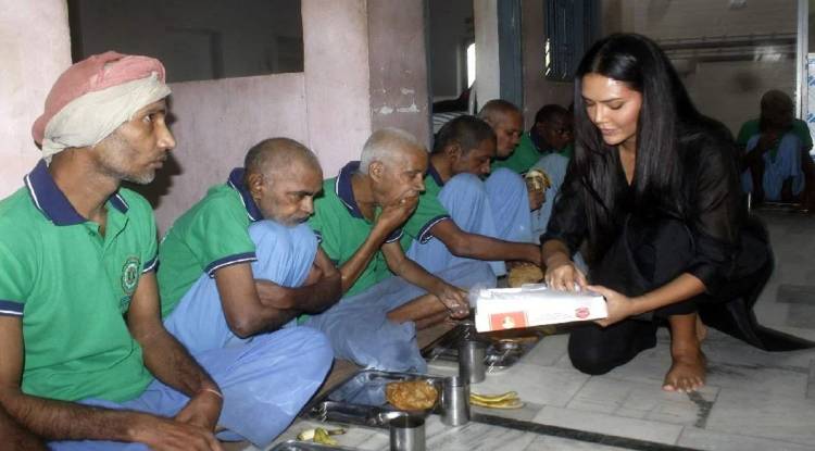 वाराणसी: सामने घाट स्थित अपना घर आश्रम पहुंची अभिनेत्री ईशा गुप्ता, असहायों को परोसा खाना