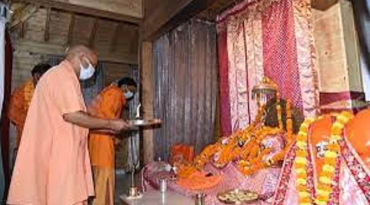 रामलला के दरबार पहुंचे मुख्यमंत्री योगी, संतों दी को बधाई, जनता को भी बांटे मिठाई