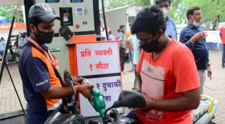 दिवाली पर जनता को तोहफा, एक झटके में 5 रुपए सस्ता हुआ पेट्रोल