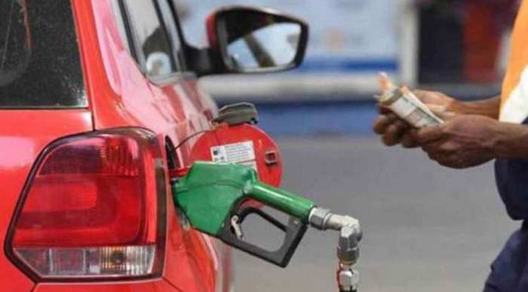 दिल्ली सरकार ने पेट्रोल पर वैट घटाने का लिया फैसला,आठ रुपए प्रतिलीटर की कटौती