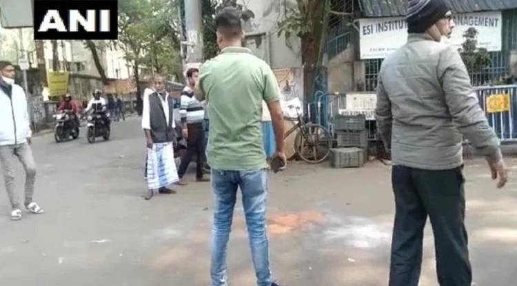 कोलकाता नगर निगम चुनाव में हिंसा; पोलिंग बूथ के बाहर बम ब्लास्ट
