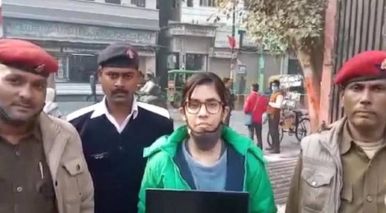 खोया लैपटॉप मिलने पर किशोरी ने वाराणसी पुलिस का किया धन्यवाद 