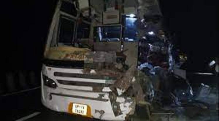 कन्नौज में ट्रक में टकराई बरातियों से भरी बस, तीन की मौत और आठ घायल 