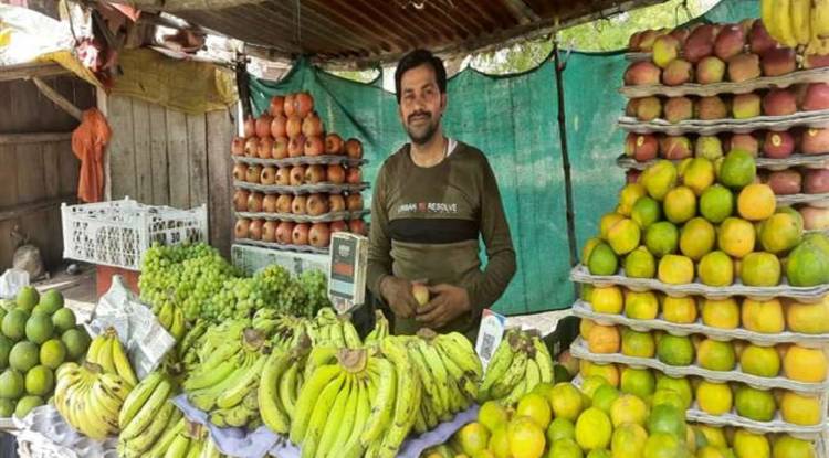 नवरात्र और रमजान से पहले महंगाई की मार, फुटकर फल-सब्जियों के दामों में दिखी अधिक तेजी