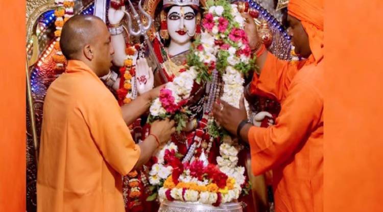नवरात्र के पहले दिन सीएम योगी ने देवीपाटन शक्तिपीठ में की पूजा