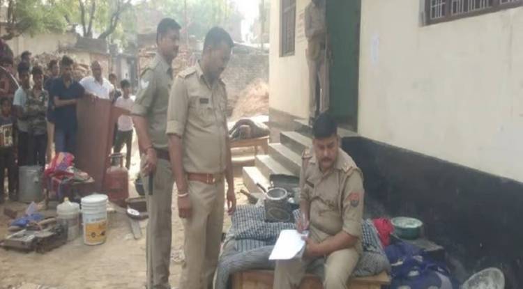 कोर्ट के आदेश पर आजमगढ़ में पूर्व विधायक सीपू हत्याकांड में फरार आरोपियों के घर पुलिस ने की कार्रवाई