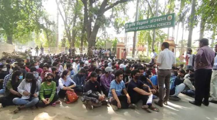 बीएचयू में धरने पर बैठे एग्रीकल्चर के छात्र 