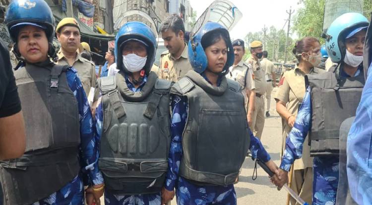 जहांगीरपुरी में फिर से बिगड़े हालात: दिल्ली पुलिस हुई पर पत्थरबाजी, जांच करने पहुंची थी टीम