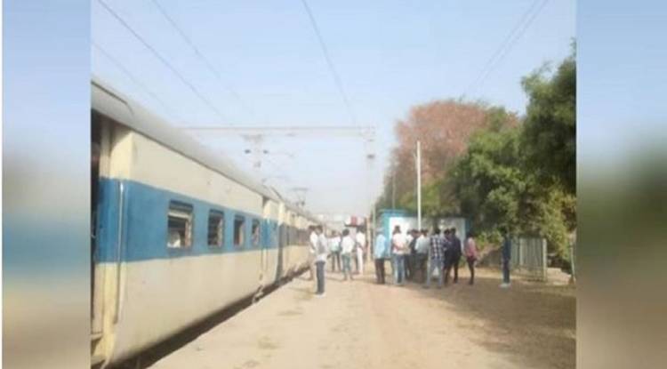 शार्ट सर्किट से लगी टूंडला-कानपुर ईएमयू के एक कोच में आग, यात्रियों में मचा हड़कंप