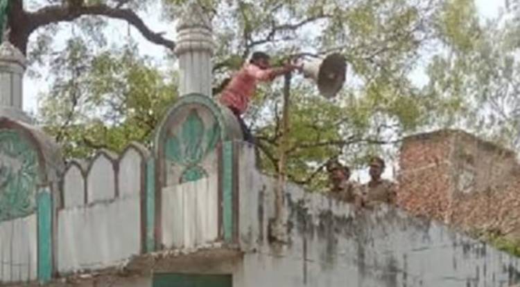 वाराणसी में मंदिर और मस्जिद से उतारा गया लाउडस्पीकर