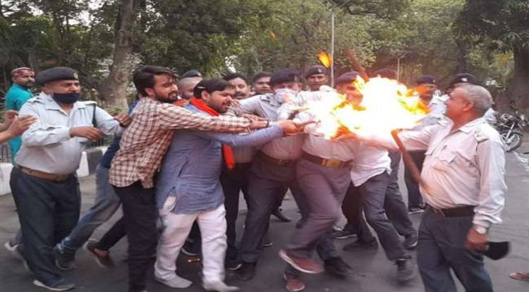 BHU में वीसी के इफ्तार पार्टी पर हंगामा: परशुराम जयंती समारोह में नहीं पहुंचे कुलपति तो भड़के छात्र, फूंका पुतला