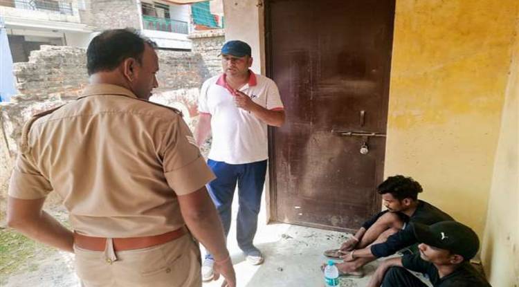 वाराणसी कैंट के विधायक ने सुंदरपुर प्राथमिक स्कूल में शराब पीने वालों को दौड़ाकर पकड़ा