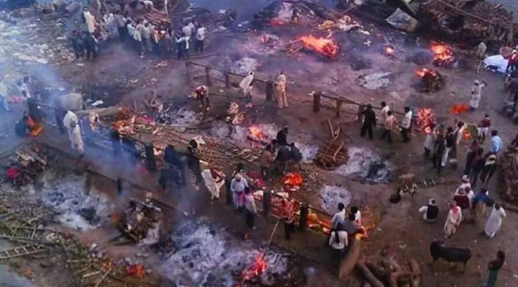 वाराणसी: भीषण गर्मी से महाश्मशान में शवों की कतार, संस्कार को घंटो करना पड़ रहा इंतजार 