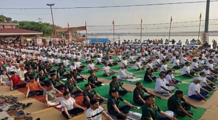 International Yoga Day 2022 : शिव की नगरी काशी में हजारों साधकों और योगाचार्यों ने एक साथ किया योग, घाटों पर आयोजित हुआ कार्यक्रम 