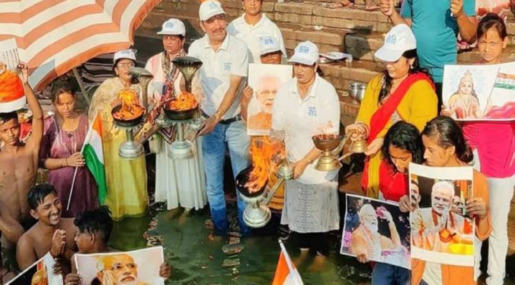 PM मोदी के लिए काशी में पूजापाठ, दशाश्वमेध घाट पर मां गंगा का किया दुग्धाभिषेक 