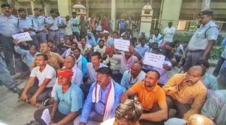 BHU के मालियों का वेतन के लिए कृषि विज्ञान संस्थान में धरना, इंचार्ज को हटाने की मांग