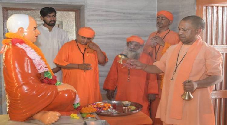 Guru Purnima 2022: यूपी में धूमधाम से मनाई जा रही गुरु पूर्णिमा, गोरखनाथ मंद‍िर में CM योगी ने की पूजा, मंद‍िरों में भक्‍तों की लगी भीड़ 