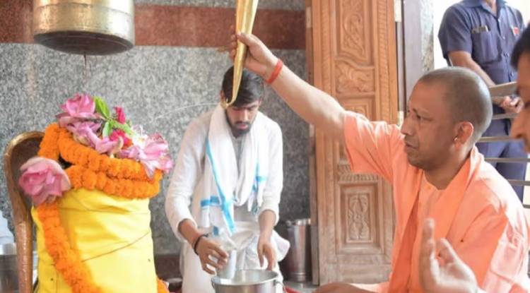 मानसरोवर मंदिर में सीएम योगी ने किया रुद्राभिषेक, लोक कल्याण के लिए मांगी कामना 