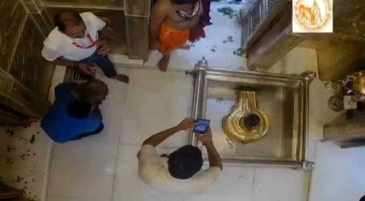 काशी विश्वनाथ मंदिर के गर्भगृह में वीडियो कालिंग करते युवक का वीडियो वायरल, मचा हड़कंप