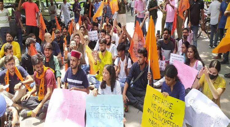 BHU के केंद्रीय कार्यालय पर फीस बढ़ाए जाने के विरोध में छात्रों का प्रदर्शन, हिंदी विभाग में भी धरना