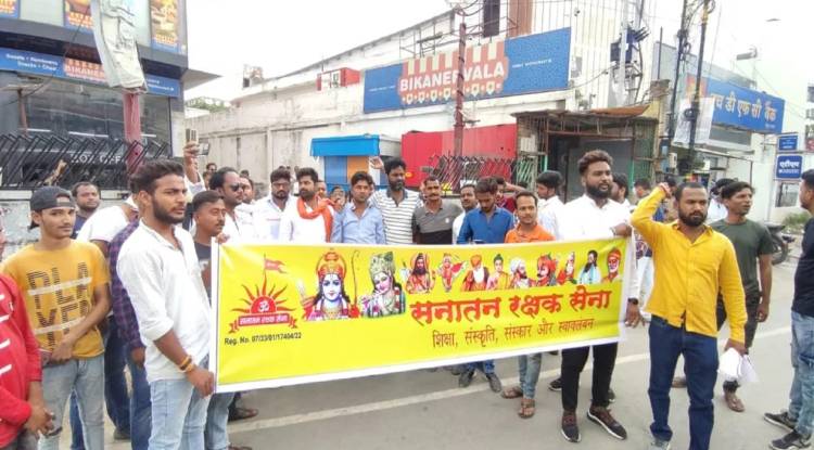 वाराणसी में आईपी मॉल के सामने फिल्म 'लाल सिंह चड्‌ढा' का विरोध, सनातन रक्षक सेना ने किया प्रदर्शन