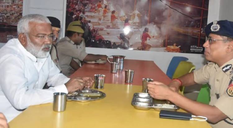 पुलिस लाइन मेज पहुंचे मंत्री स्वतंत्रदेव सिंह, पुलिसकर्मियों के साथ खाया खाना