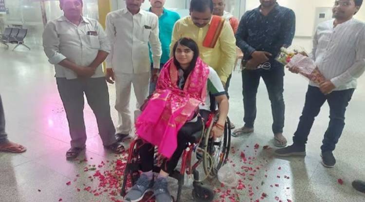 काशी की बेटी सुमेधा पाठक रजत पदक के साथ लौटी वाराणसी, भारत माता के जयकारे से गूंज उठा एयरपोर्ट