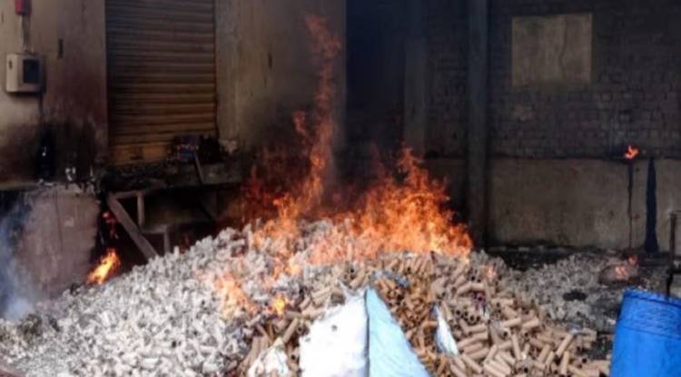 रोहटा में पटाखा फैक्टरी में लगी भीषण आग, धमाकों से दहला इलाका, हादसे में एक की मौत हुई