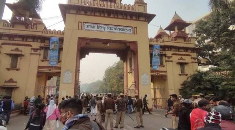 लंका थाने में 18 घंटे धरने पर बैठे रहे BHU के छात्र , तीन के खिलाफ FIR