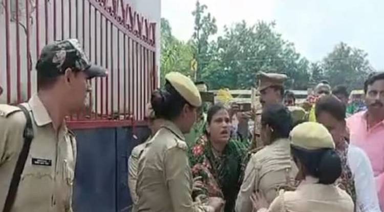  महिला ने किया पुलिस लाइन गेट पर आत्मदाह का प्रयास