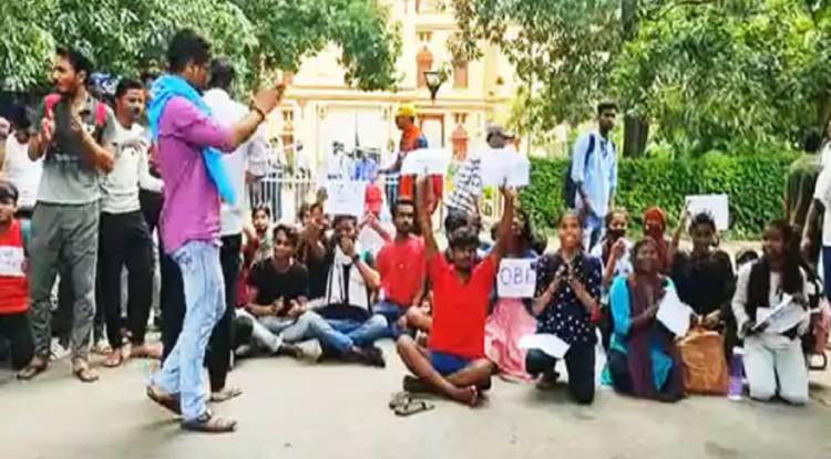 ऑनलाइन एग्जाम की मांग को लेकर BHU में 24 घंटे से धरना जारी, छात्रों ने सेंट्रल ऑफिस गेट को किया बंद 