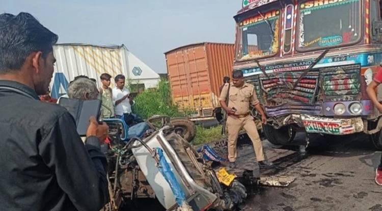 ललितपुर में ट्रक और ट्रैक्टर की टक्कर में चार की दर्दनाक मौत, आठ घायल