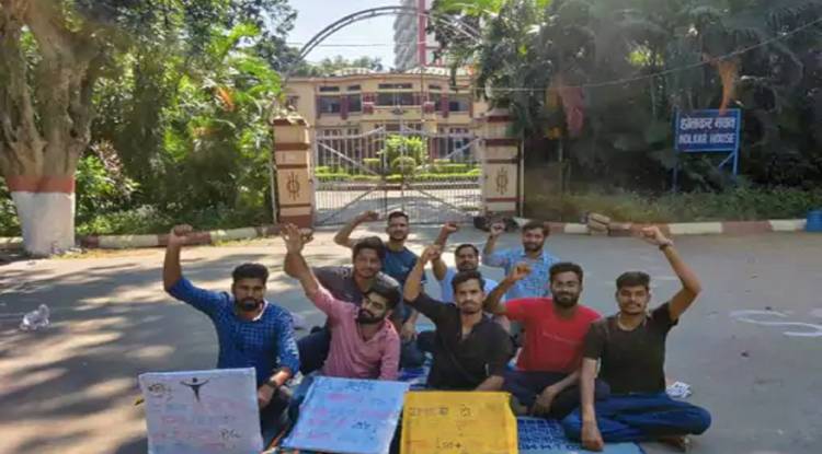 बीएचयू में सीट बढ़ाने की मांग को लेकर भूख हड़ताल पर बैठे बीएएमएस के छात्र