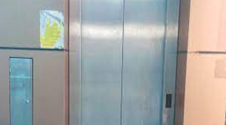 वाराणसी कैंट स्टेशन के लिफ्ट में आधा घंटा फंसी रहीं छात्राएं