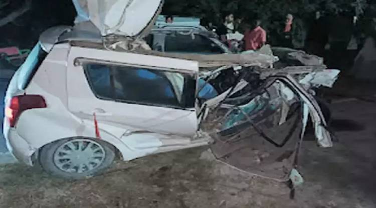 बलिया में तड़के रोडवेज बस और कार में भीषण टक्कर, एक युवक की मौत, चार लोगों की हालत गंभीर