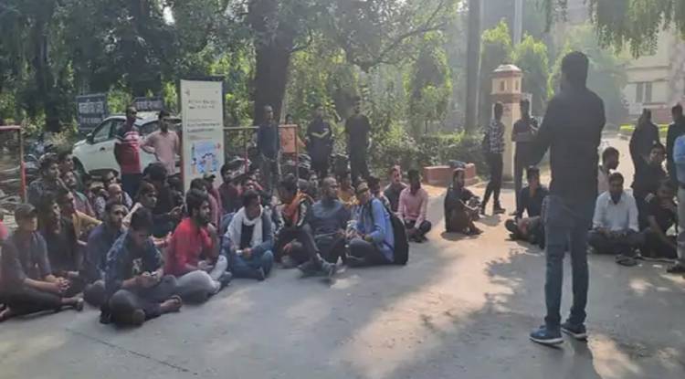 BHU की लॉ फैकल्टी में छात्रों का धरना प्रदर्शन जारी, परीक्षा देने की मांग पर अड़े छात्र 