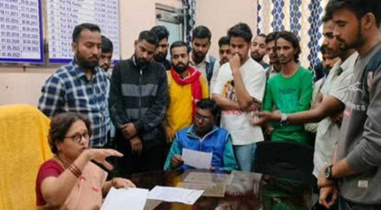 BHU में  परीक्षा फार्म पोर्टल बंद होने और प्रवेश पत्र न मिलने के विरोध में छात्रों ने किया प्रदर्शन