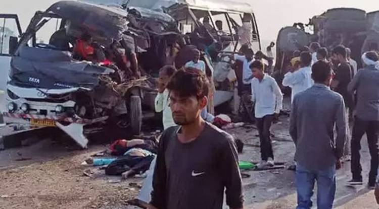 लखीमपुर में कार पलटने से पांच लोगों की मौके पर ही मौत, सात घायल
