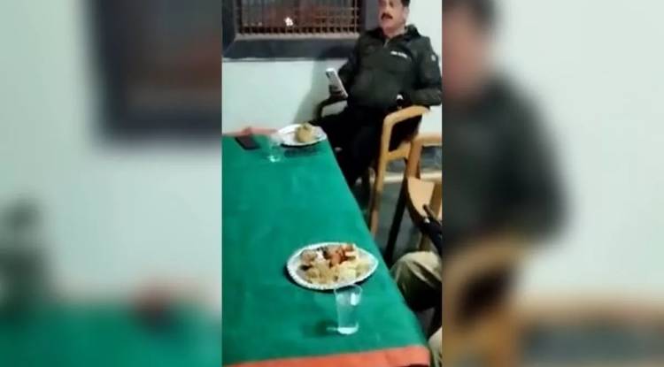 वाराणसी: आरोपित के घर दावत उड़ाते मिले थानाध्यक्ष, वीडियो वायरल होने के बाद दी यह सफाई